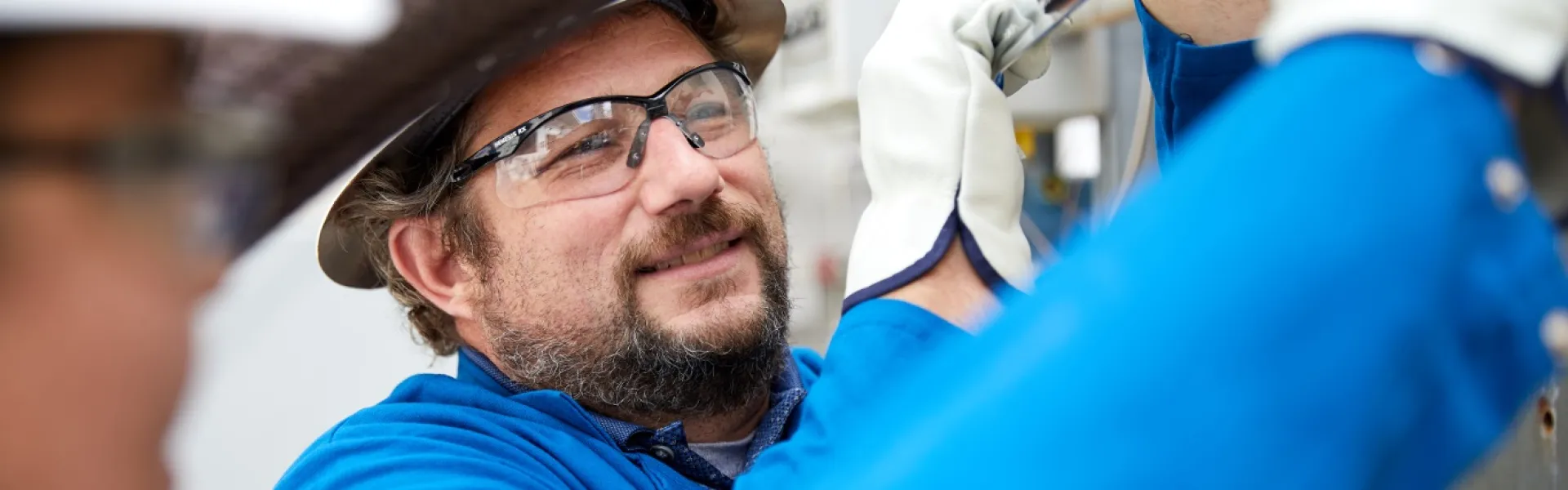 Mann arbeitet mit Gasflaschen