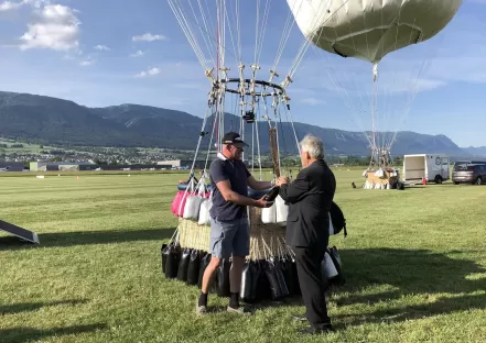 Wasserstoffballon wird befüllt - dank Carbagas