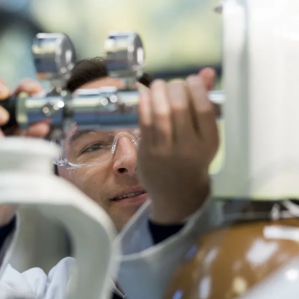 Person an Gasflasche Alphagaz