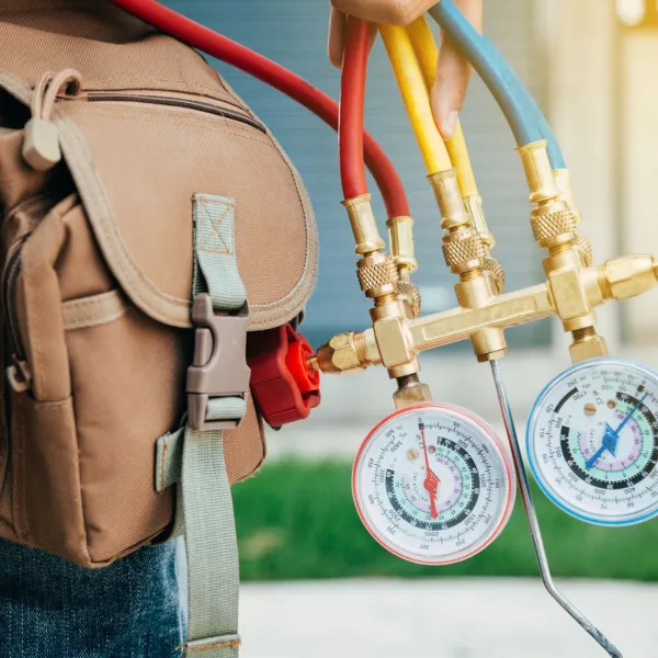 Klimaanlage-Techniker-und-ein-Teil-der-Vorbereitung-auf-die-Installation-neuer-Klimaanlage