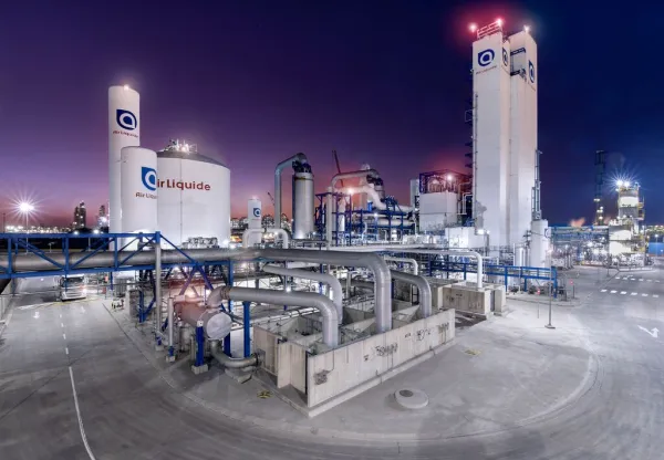 Vue extérieure d'une Unité de séparation de l'air (ASU) Air Liquide pour la production de gaz industriels.