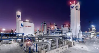 Vue extérieure d'une Unité de séparation de l'air (ASU) Air Liquide pour la production de gaz industriels.